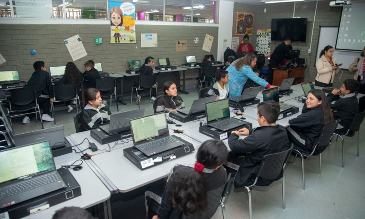 Colegios de Engativá reciben dotación tecnológica