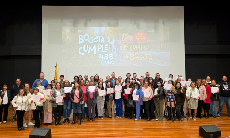 La Alcaldía local de Suba y ETB graduaron 350 personas en Transformación Digital