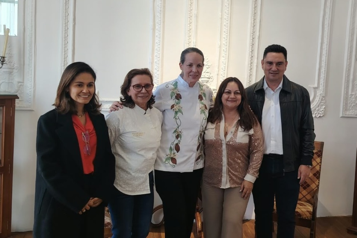 Foto: Mónica González (cacaotera), Elizabeth Agudelo (cacaotera), Helga Blaha (maestra cacaotera), Gleidys Torres (Gestora Social Arauca) y Renson Martínez (Gobernador Arauca)